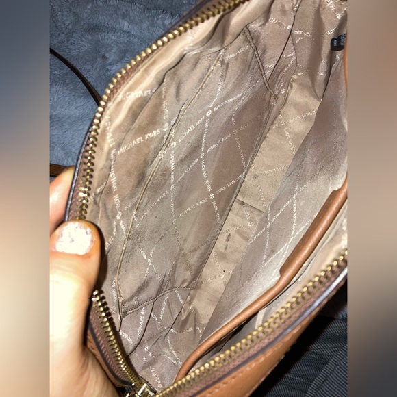 I’m selling my Michael Kors Jet Set Large Crossbody! - Picture 5 of 8